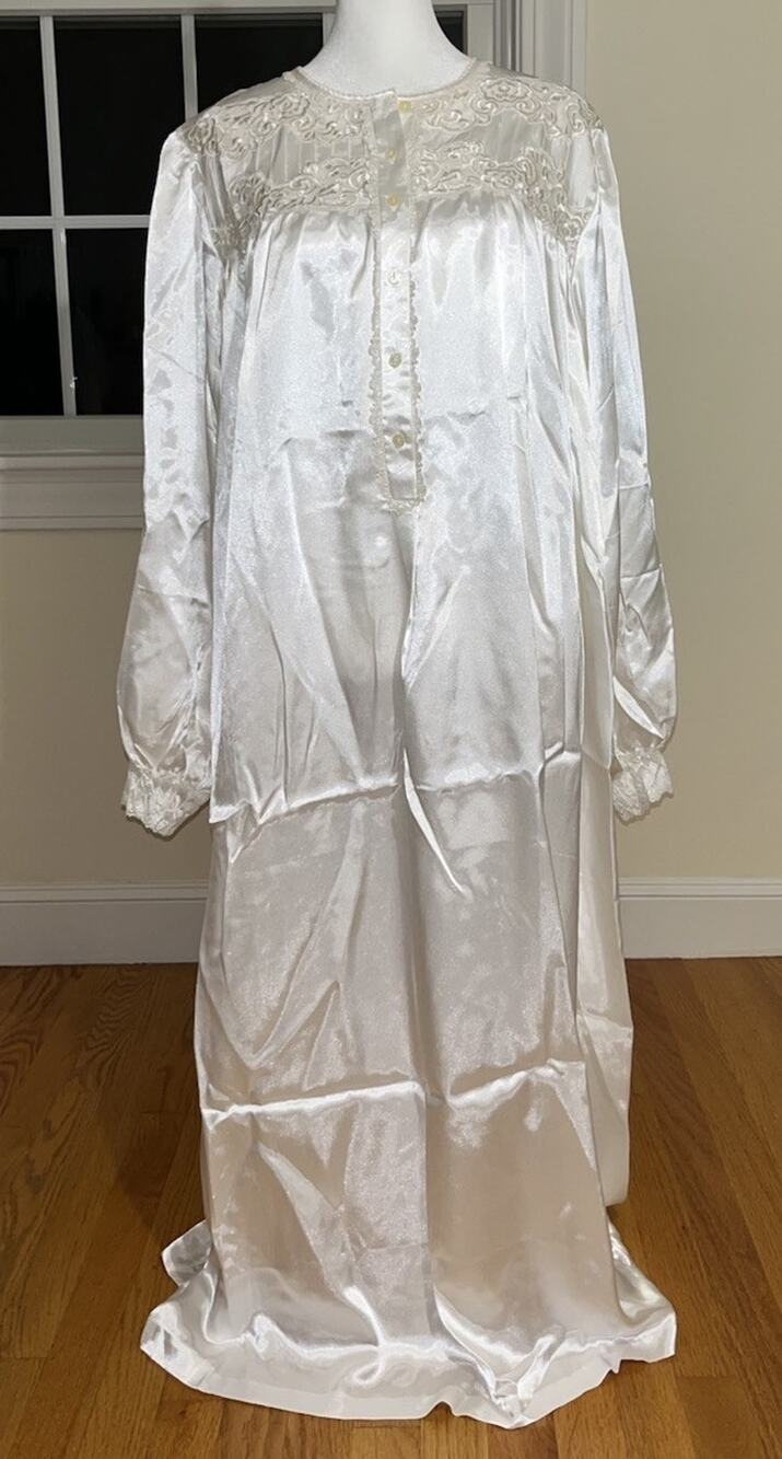 Vintage Oscar de la Renta White Nightgown, Long Sleeve, Lace Details Size Large